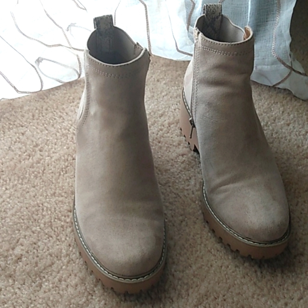 Universal Thread Cream Ankle Boot 7 1/2
